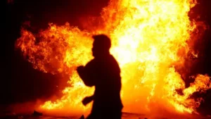 Students set fire to road barriers during a protest at Perlimaan Telaga, Gorontalo City, on Monday (01/09). The demonstration, joined by hundreds of students from various organizations, ended in chaos and was eventually dispersed by police after exceeding the permitted time.